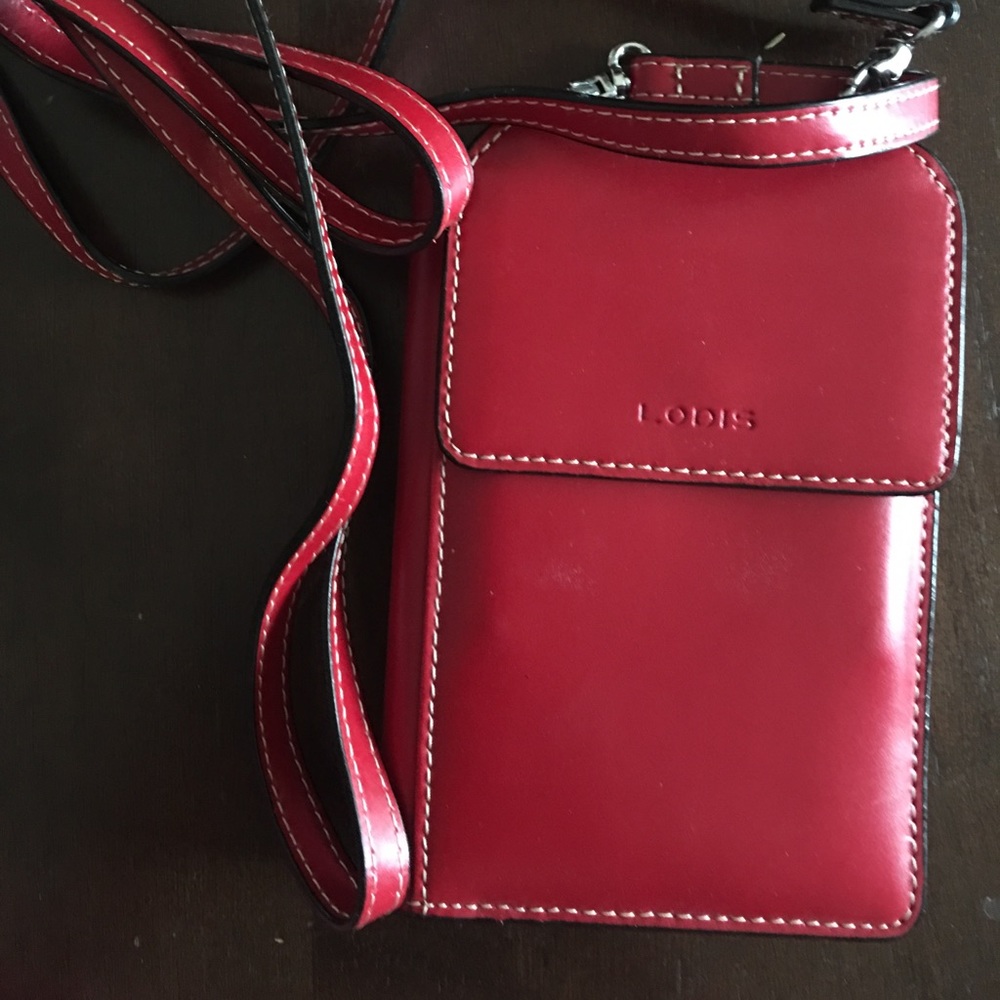 Lodi’s cell phone crossbody